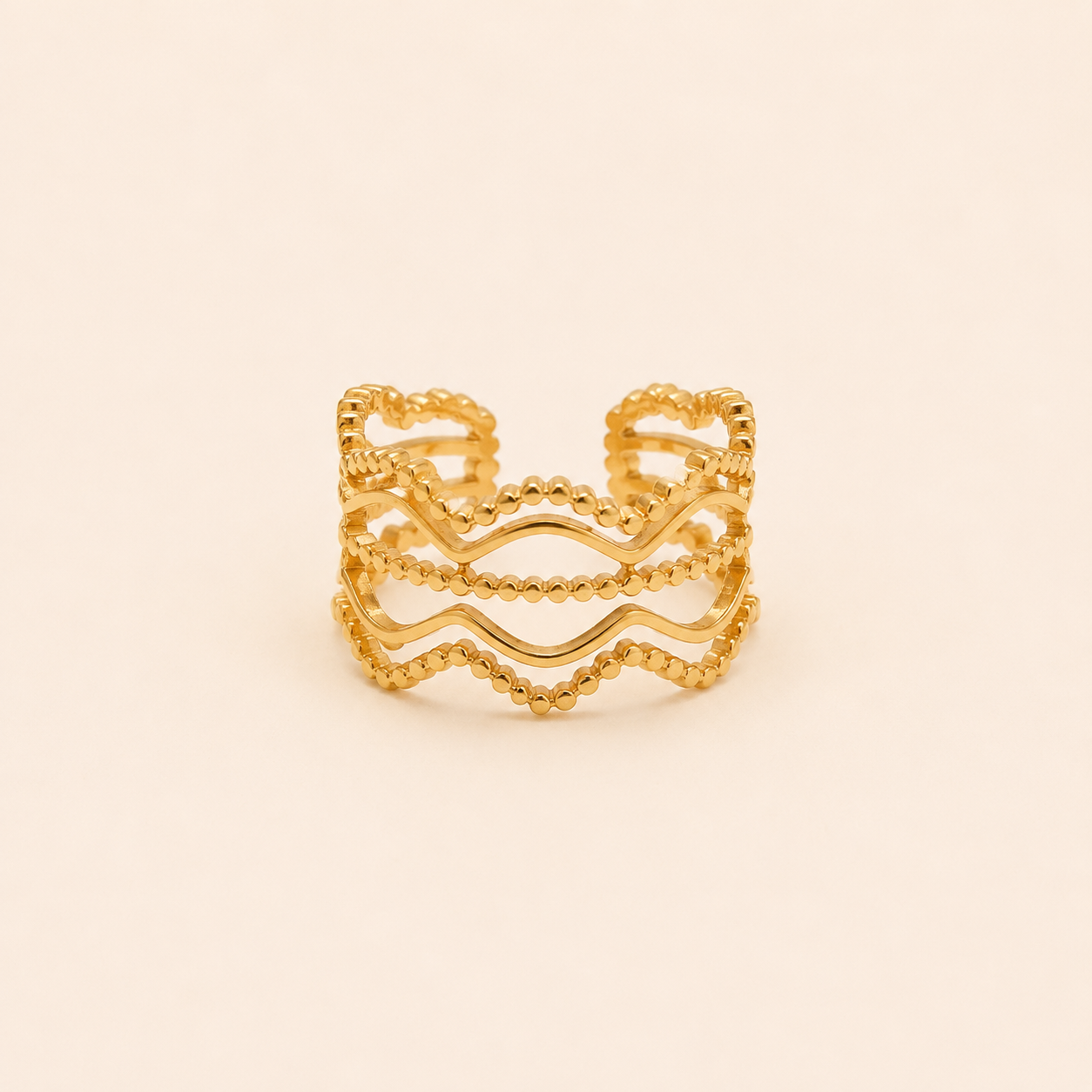 Bague Olga dorée ajustable effet perlé sur fond crème minimaliste – bijou femme élégant Bella Cosa