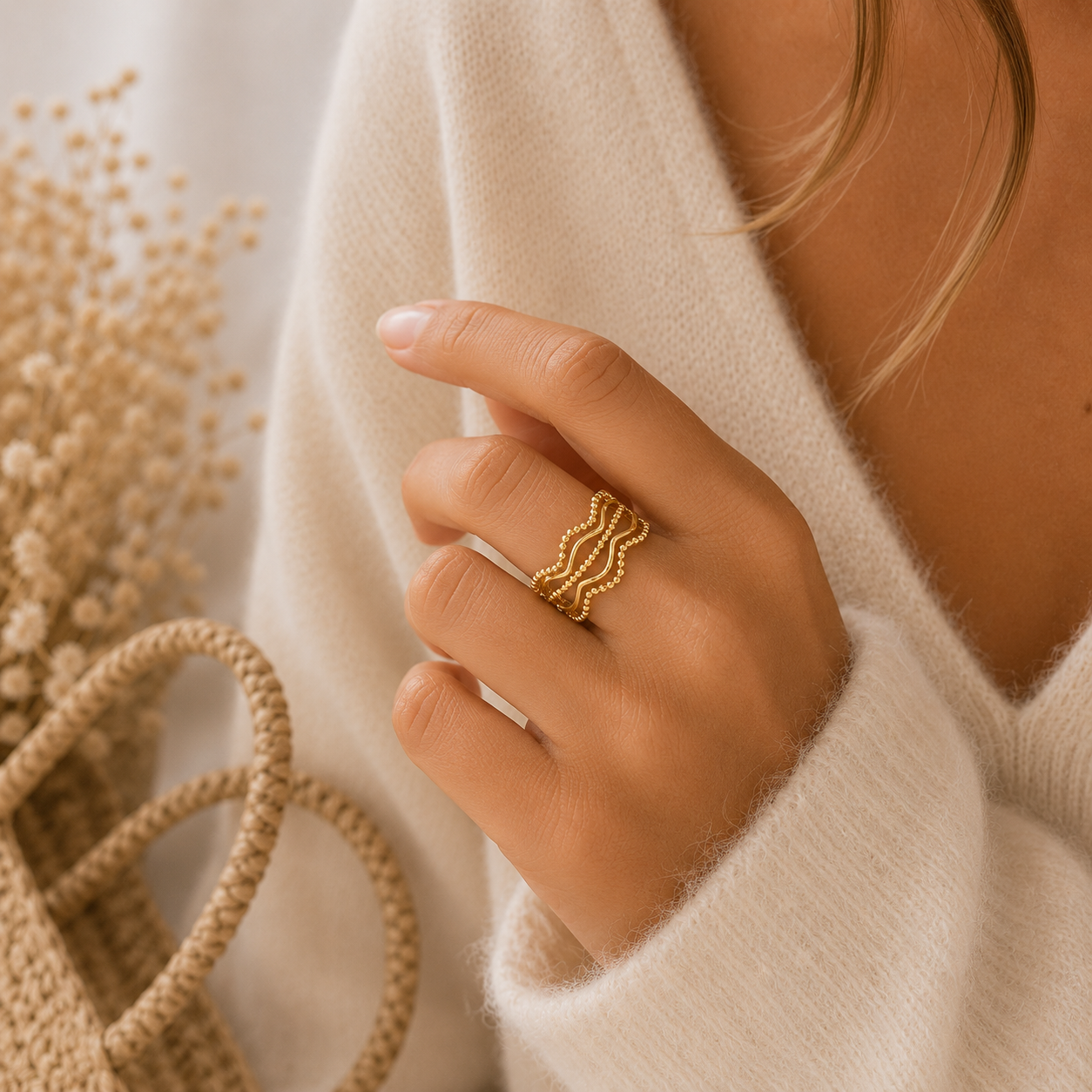 Bague Olga dorée effet perlé posée sur pierre naturelle beige dans une ambiance douce et chaleureuse – Bella Cosa