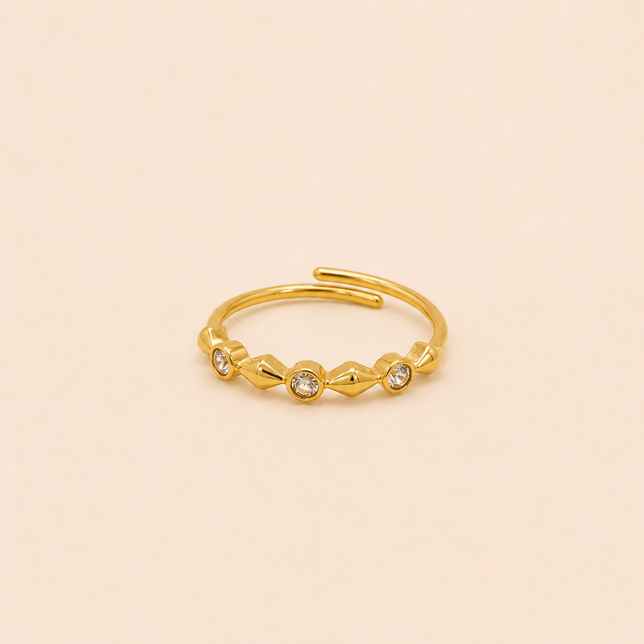 Bague Oya dorée ajustable avec cristaux sur fond crème minimaliste – bijou femme élégant Bella Cosa