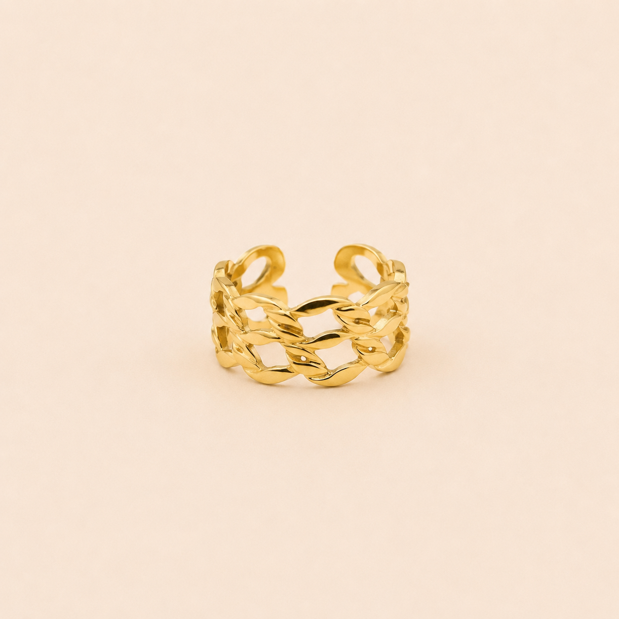 Bague Osana dorée ajustable à maille élégante sur fond crème minimaliste – bijou femme Bella Cosa