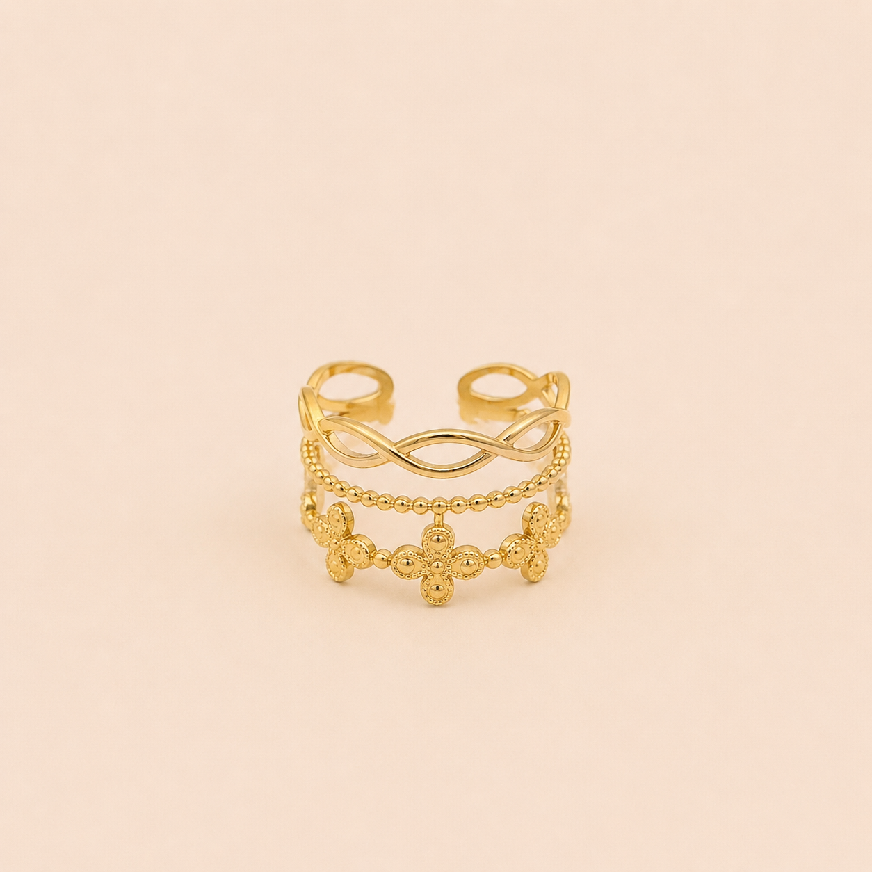 Bague Obella dorée ajustable à motifs délicats sur fond crème minimaliste – bijou femme élégant Bella Cosa