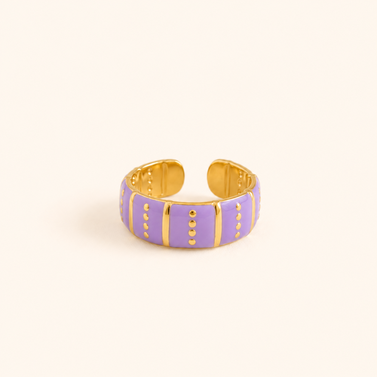 Bague Vic violette et dorée ajustable sur fond crème minimaliste – bijou femme élégant Bella Cosa