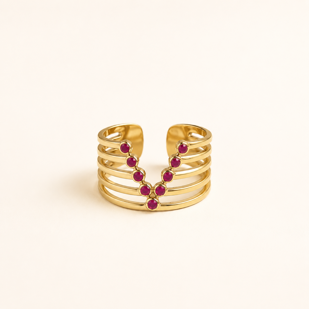 Bague Venda dorée ajustable avec pierres fuchsia sur fond crème minimaliste – bijou femme élégant Bella Cosa