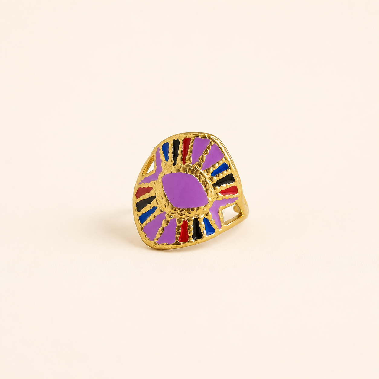 Bague Vera dorée multicolore avec pierre violette sur fond crème minimaliste – bijou femme élégant Bella Cosa