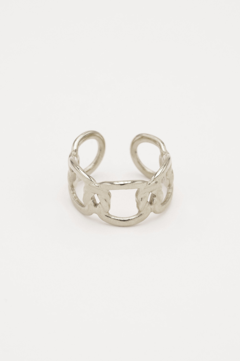 Bague Pia ajustable en acier argenté sur fond clair épuré – bijou femme moderne Bella Cosa