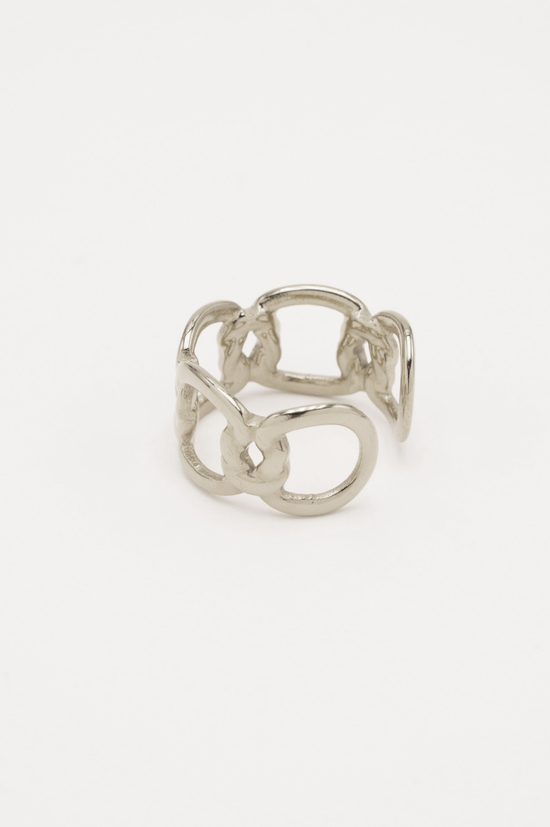 Bague Pia argentée entrelacée sur fond crème minimaliste – bijou femme élégant Bella Cosa