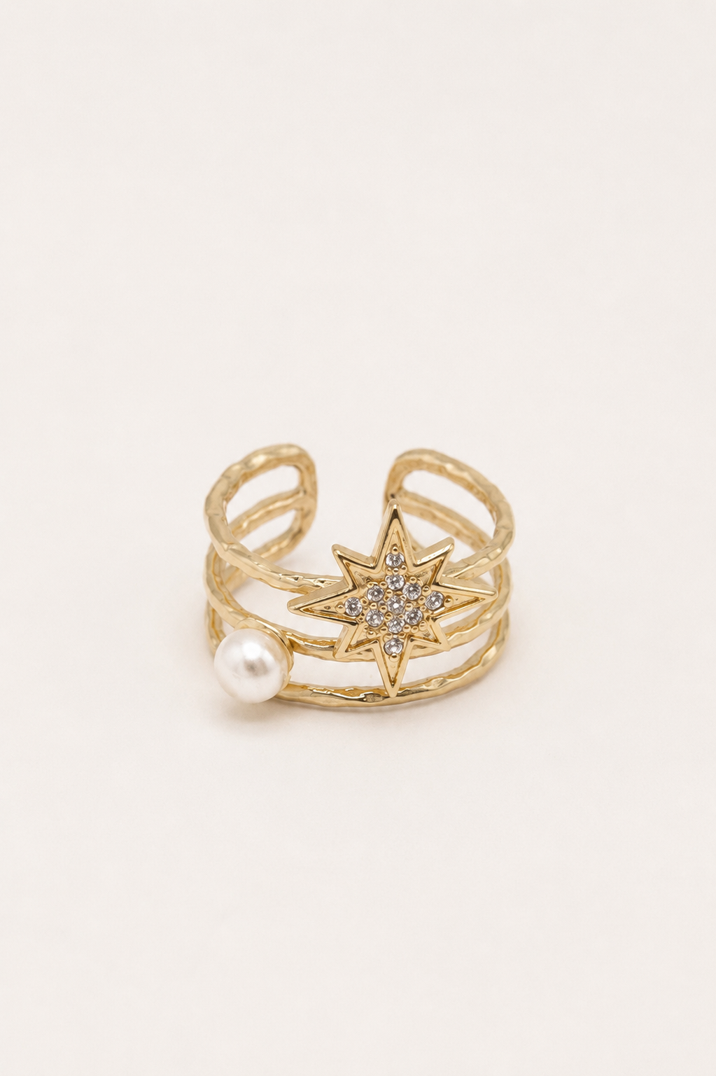 Bague Anna dorée avec étoile brillante et perle blanche sur fond crème minimaliste – bijou femme élégant Bella Cosa