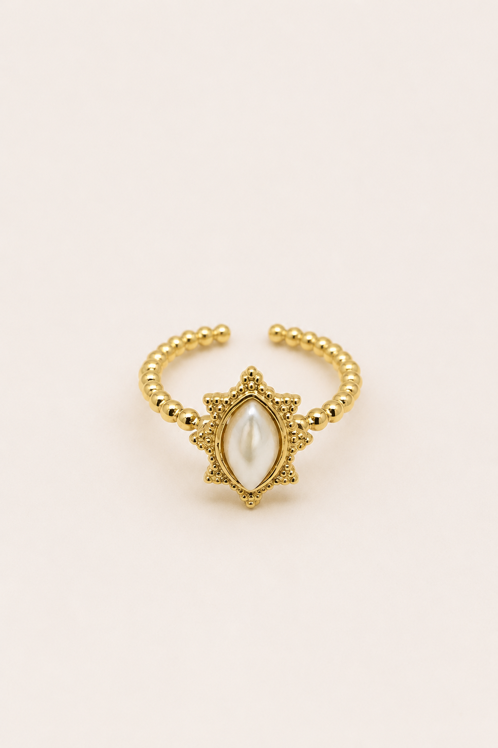 Bague Alba dorée perlée avec pierre nacrée blanche sur fond crème minimaliste – bijou femme élégant Bella Cosa