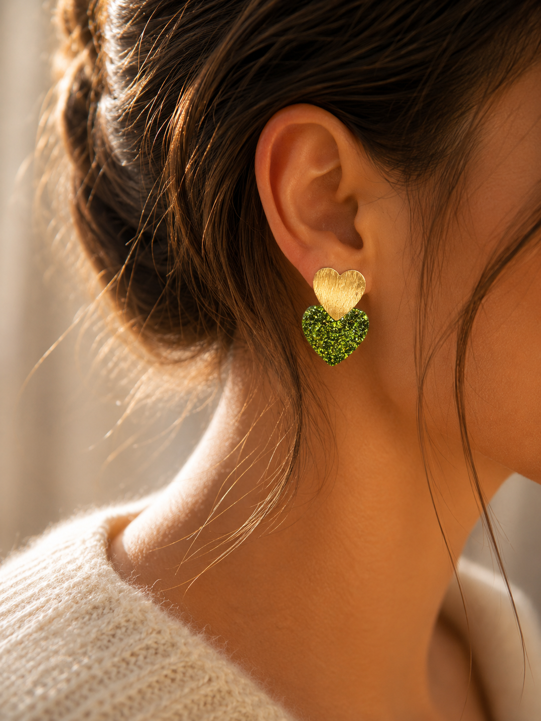 Boucles d’oreilles Caroline citron vert cœur pailleté et doré portées ambiance chaleureuse et féminine