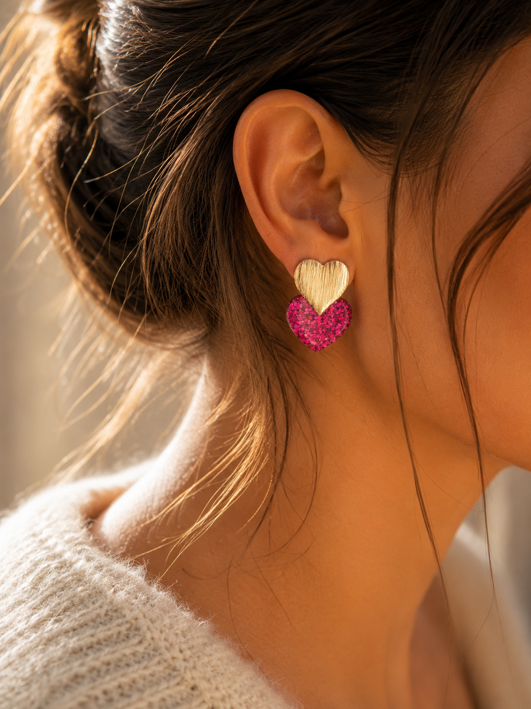 Boucles d’oreilles Caroline violet fuchsia cœur pailleté doré portées style bijou féminin et lumineux