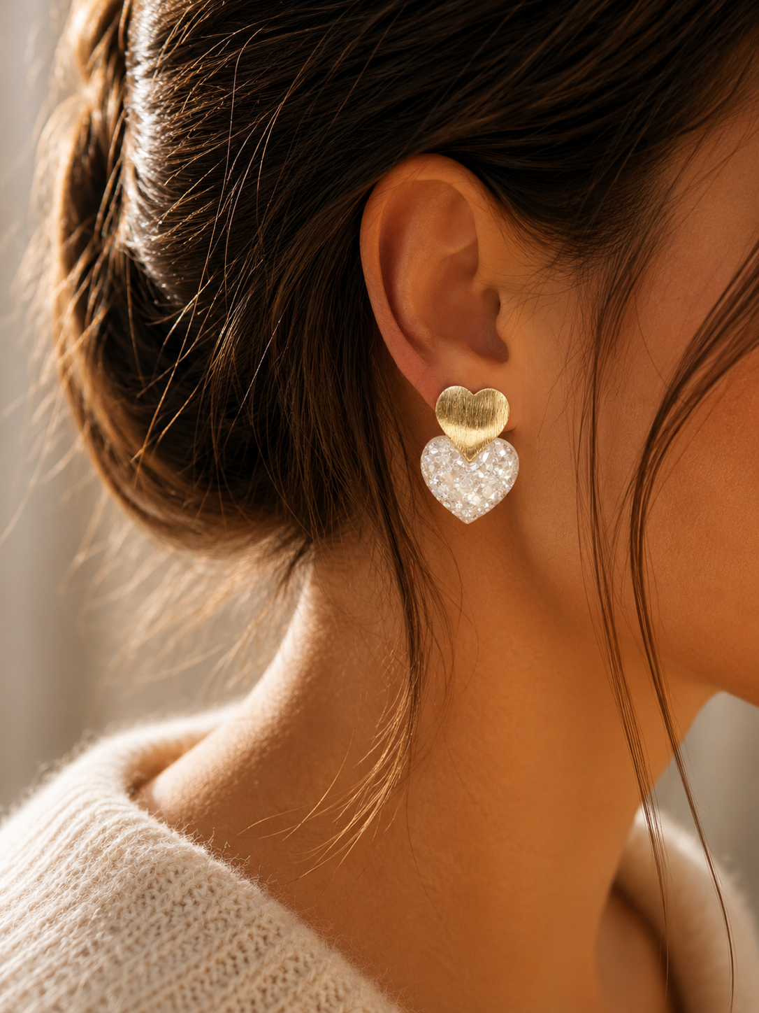 Boucles d’oreilles Caroline blanc glacier cœur pailleté et doré portées style élégant et lumineux
