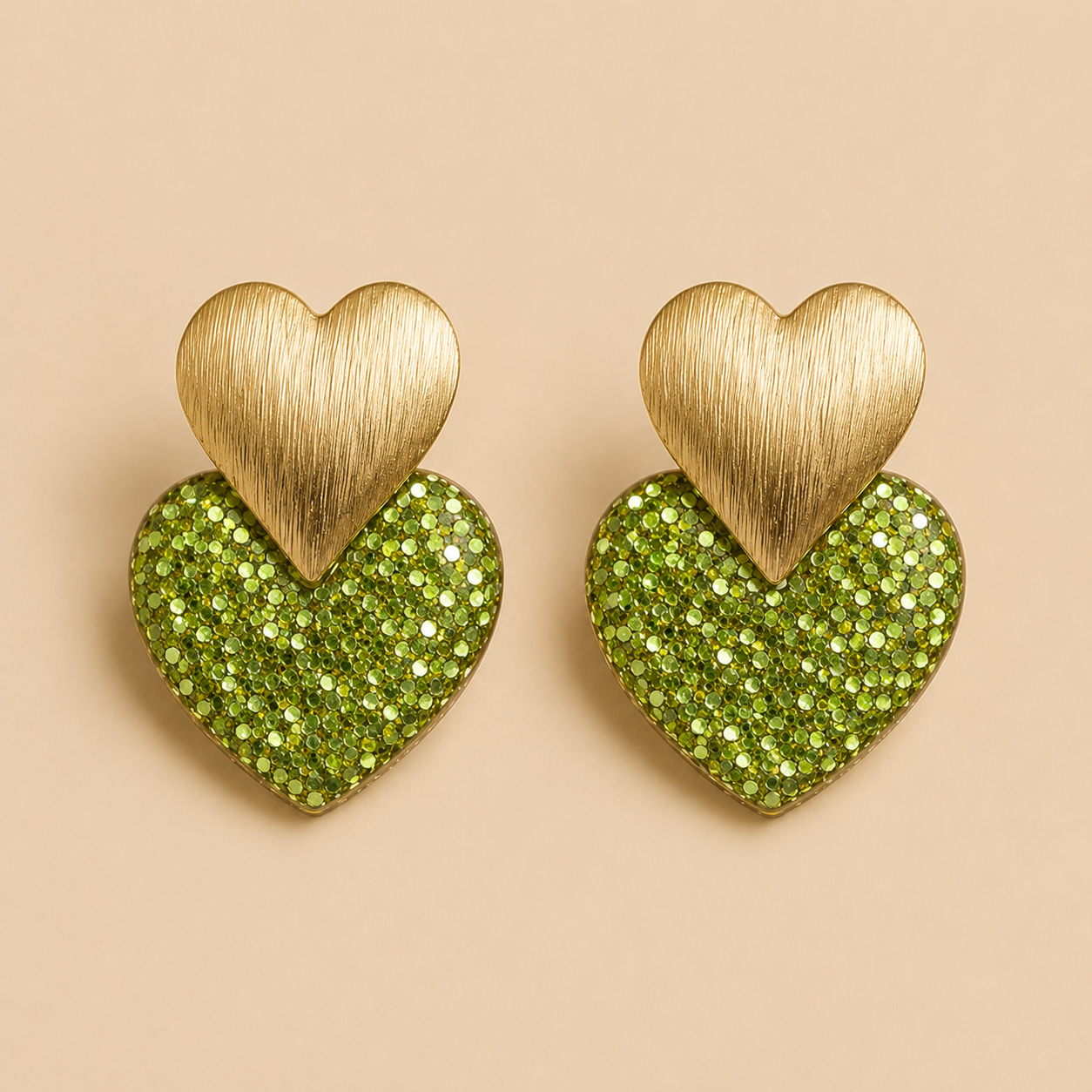 Boucles d’oreilles Caroline citron vert cœur pailleté doré sur fond beige chaleureux