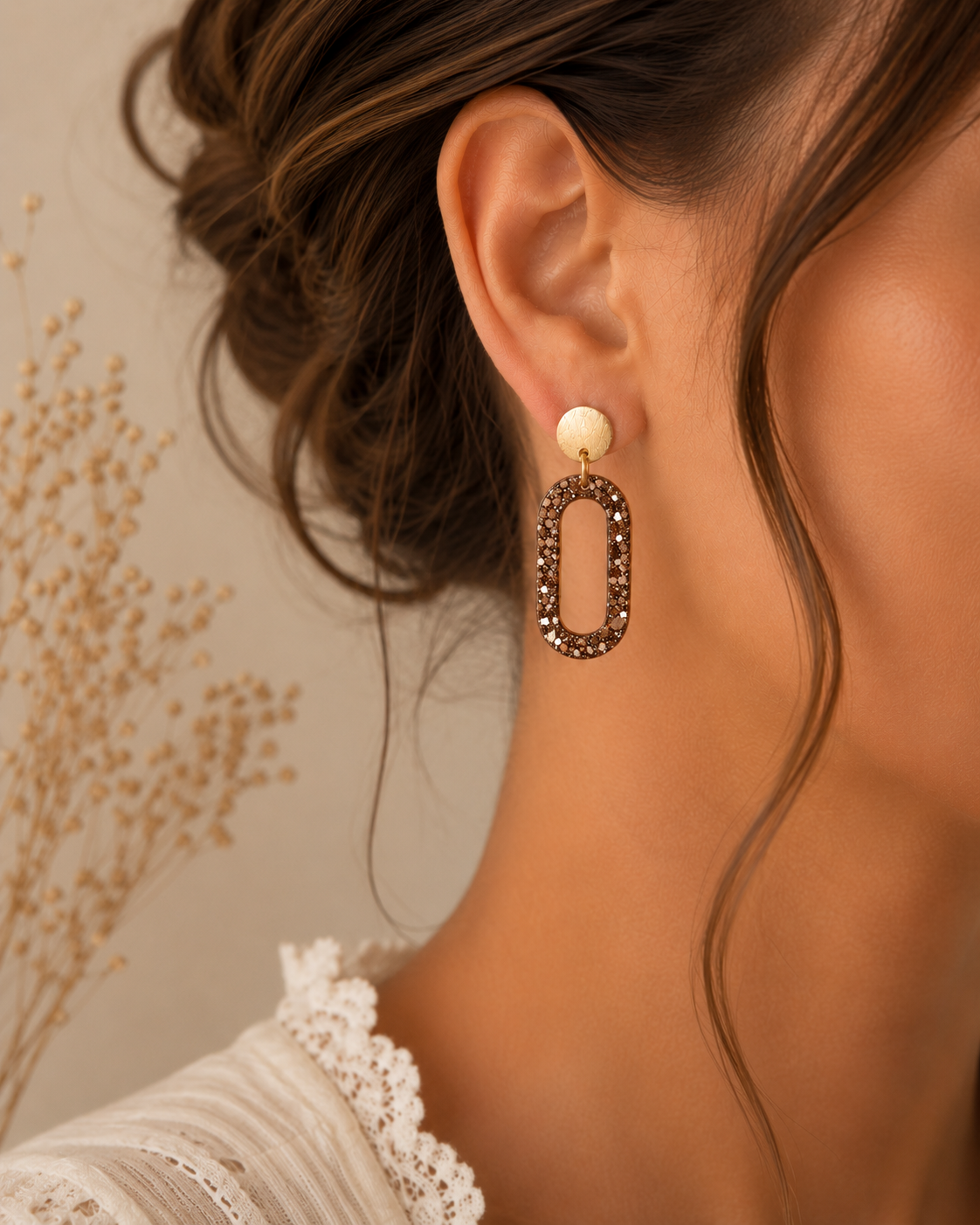 Boucles d’oreilles Clémentine moka pailletées portées style chaleureux et élégant