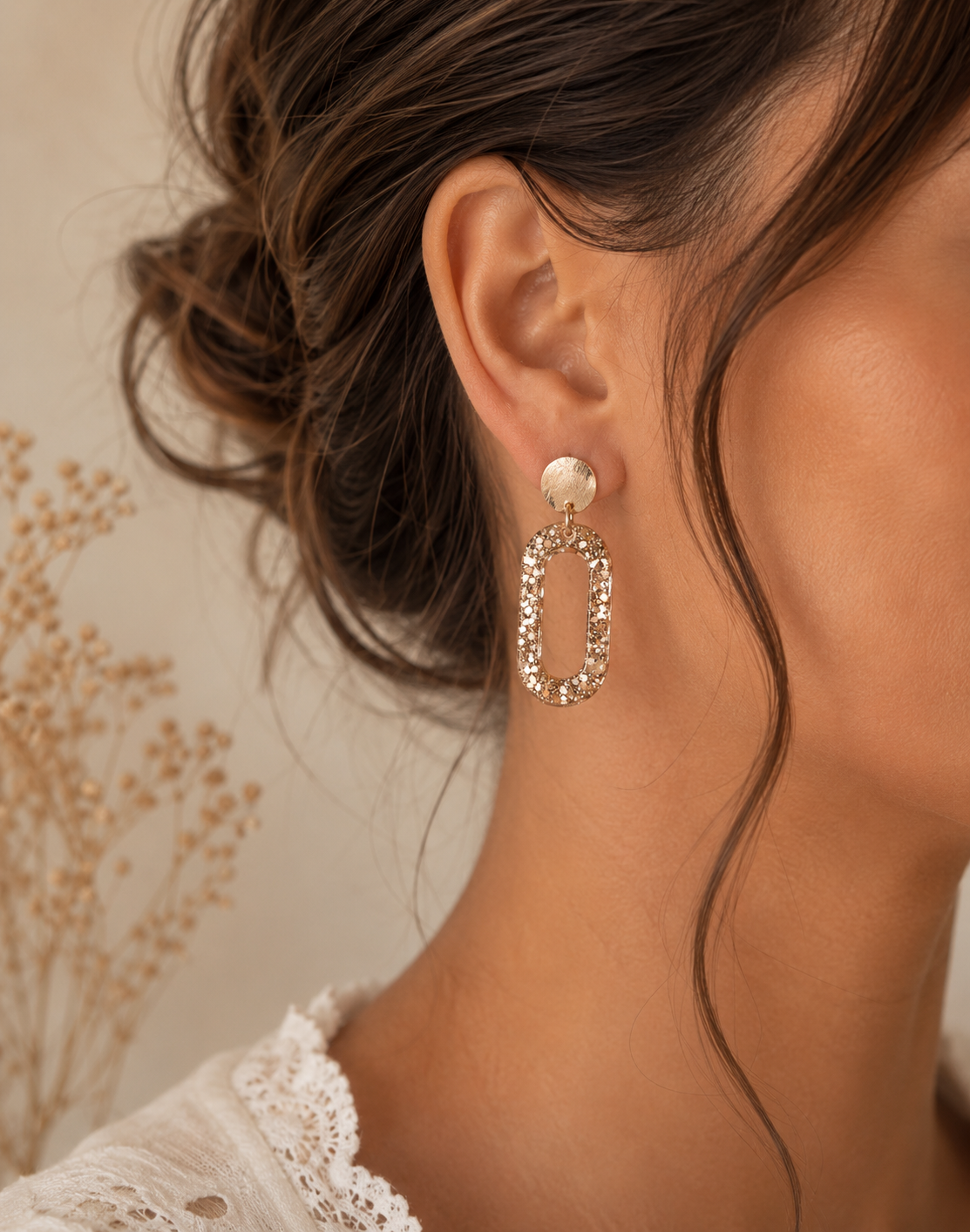 Boucles d’oreilles Clémentine dorées pailletées portées avec tenue écrue style féminin élégant