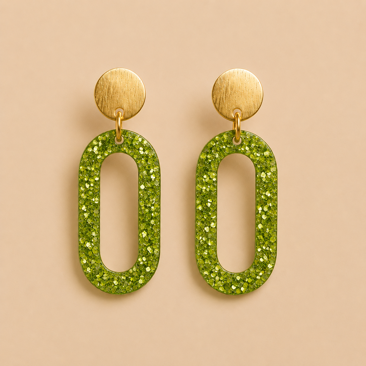 Boucles d’oreilles Clémentine citron vert en résine pailletée sur fond beige clair