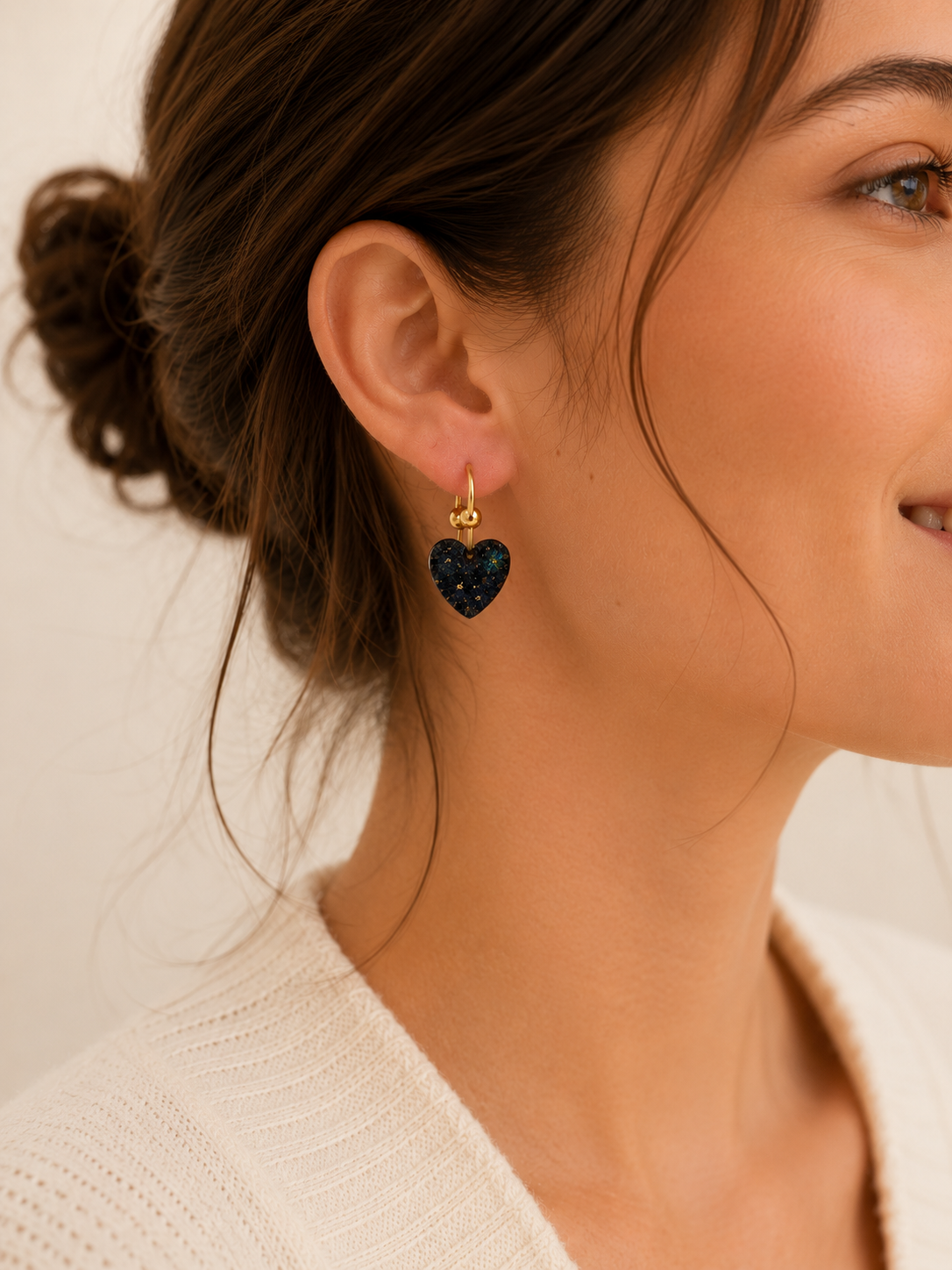 Boucles d’oreilles Cassie noires avec cœur en résine portées style féminin chaleureux et raffiné