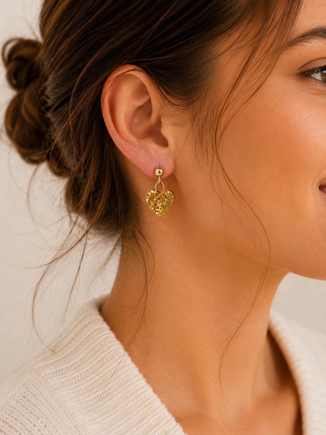Boucles d’oreilles Cassie dorées avec cœur pailleté portées style élégant et lumineux