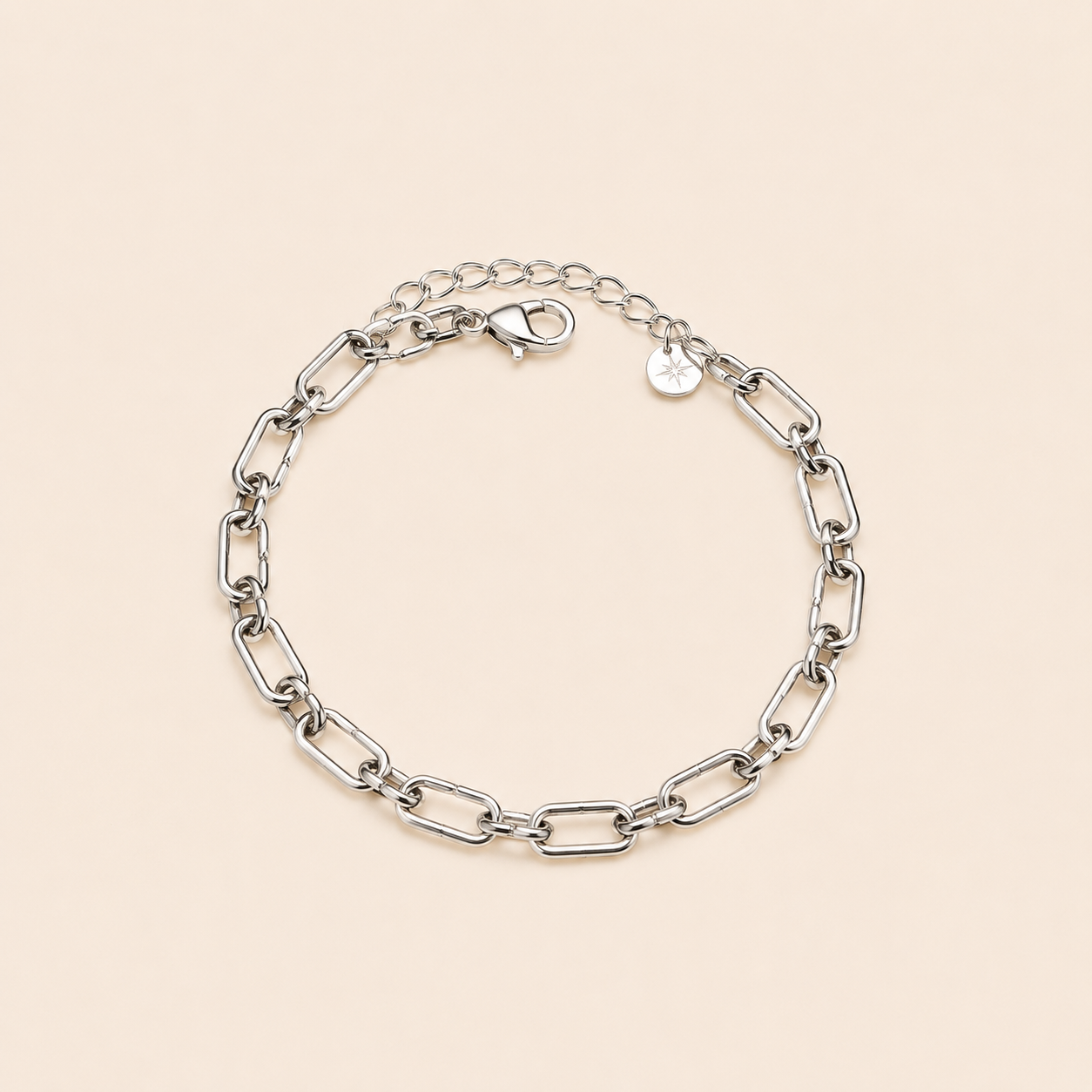 Bracelet Gaya argenté à mailles géométriques rectangulaires sur fond crème minimaliste et épuré