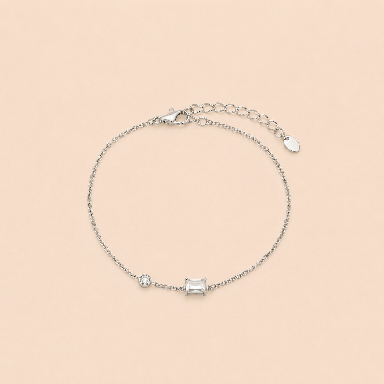 Bracelet Line argenté minimaliste avec zirconium rectangulaire et pierre lumineuse sur fond crème épuré