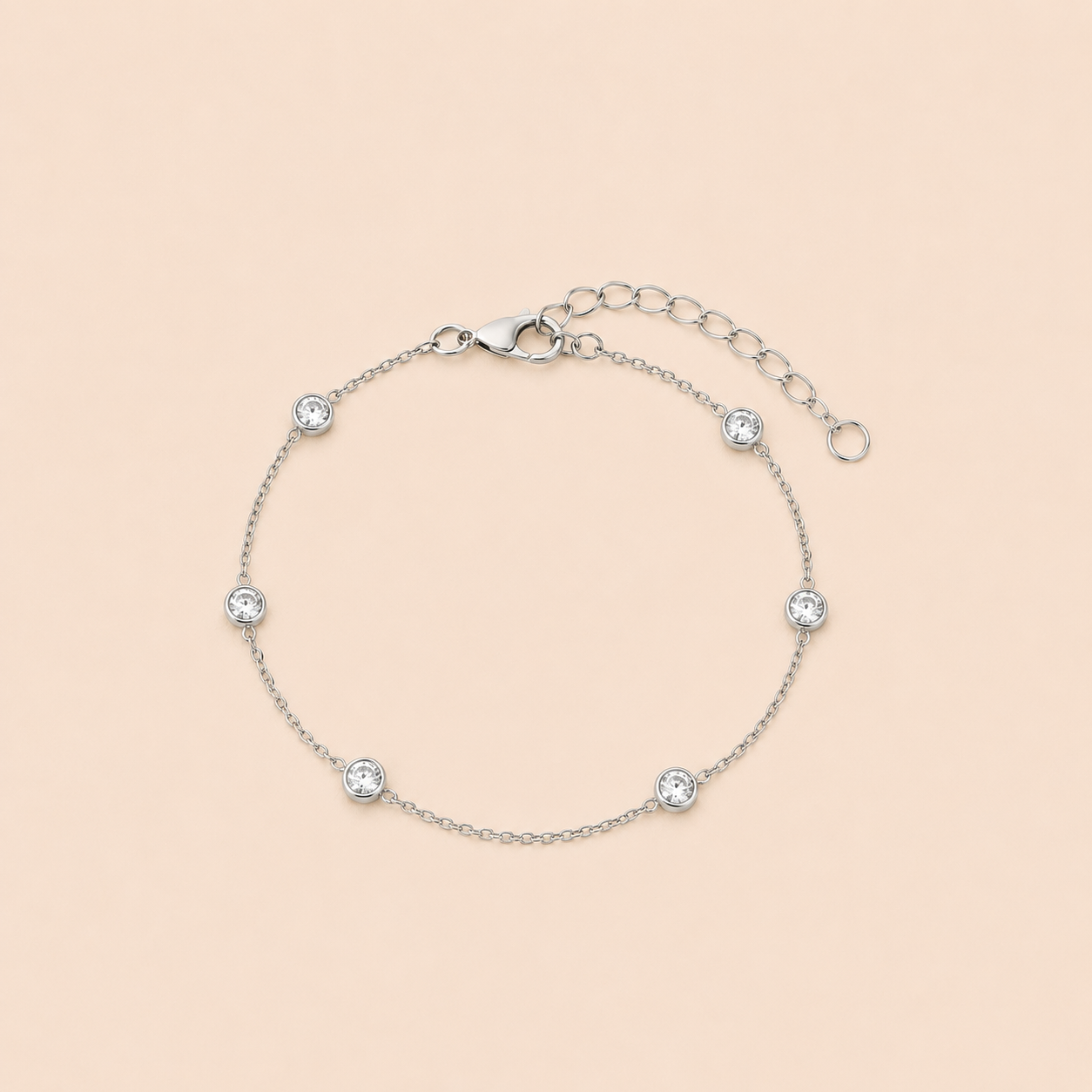 Bracelet Mona argenté avec petits zirconiums lumineux sur fond crème doux et minimaliste