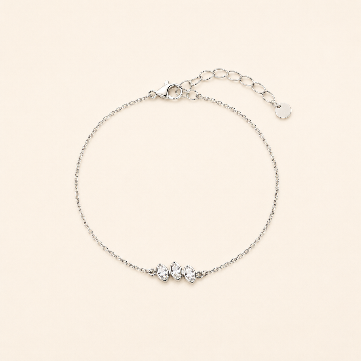 Bracelet Célestine argenté avec trois zirconiums marquise sur fond crème doux et minimaliste