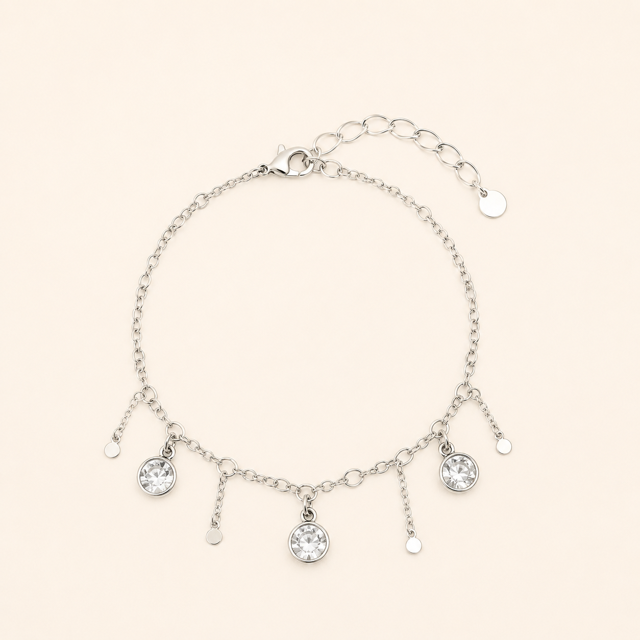 Bracelet Cerise argenté avec pampilles cristaux transparents sur fond beige doux minimaliste et lumineux style raffiné féminin