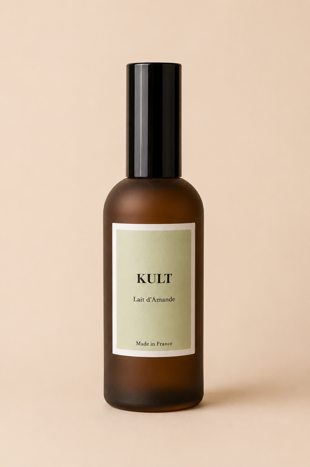 Parfum de maison senteur lait d’amande douce en verre ambré avec étiquette vert doux sur fond uni beige chaleureux