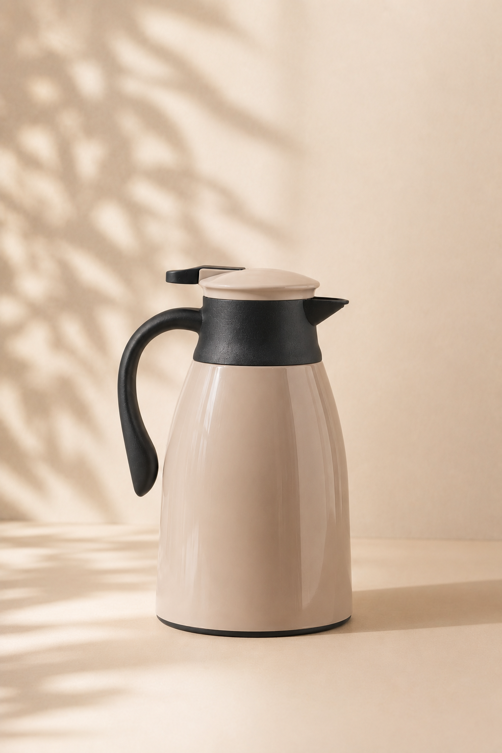 Thermos isotherme beige naturel sur fond uni crème chaud avec lumière douce tamisée et ambiance cosy élégante inspirée du slow living et de la décoration scandinave chaleureuse