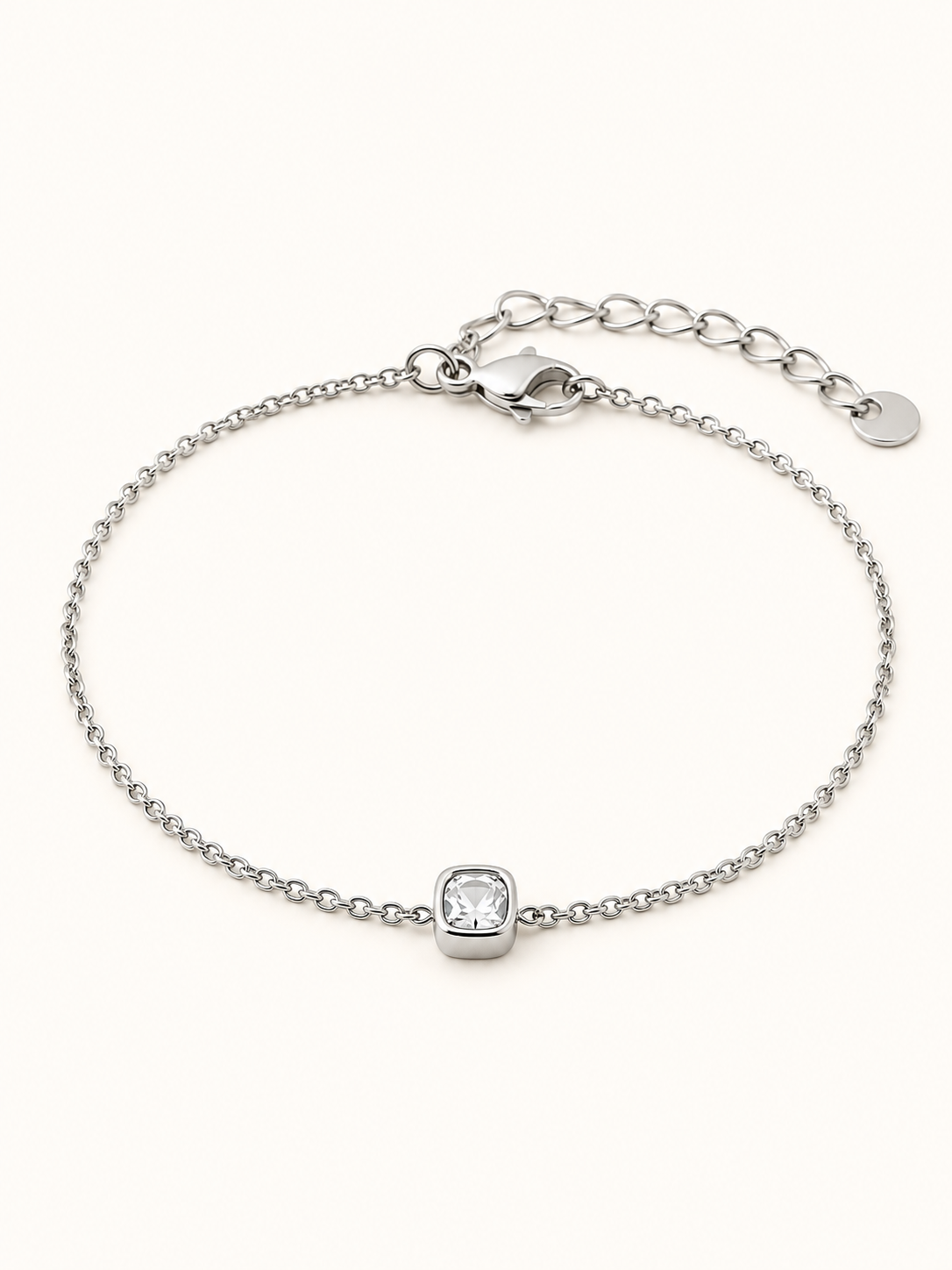 Bracelet Lou argenté en acier inoxydable avec cristal carré sur fond crème minimaliste Bella Cosa.