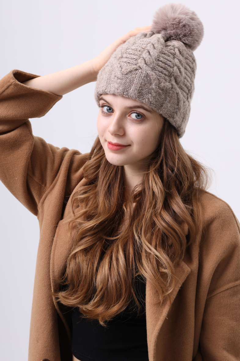 phanie-mode-bonnet-a-pompon6-taupe-1