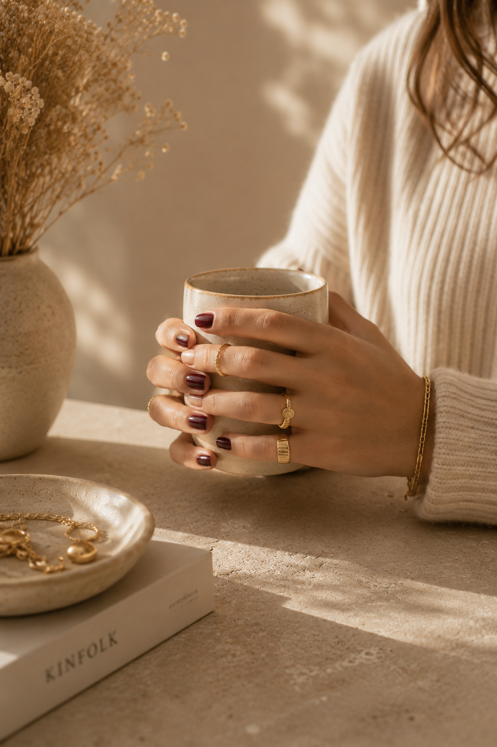ambiance bijoux chaleureuse bella cosa avec bagues dorees tasse en gres et lumiere naturelle dans un interieur elegant