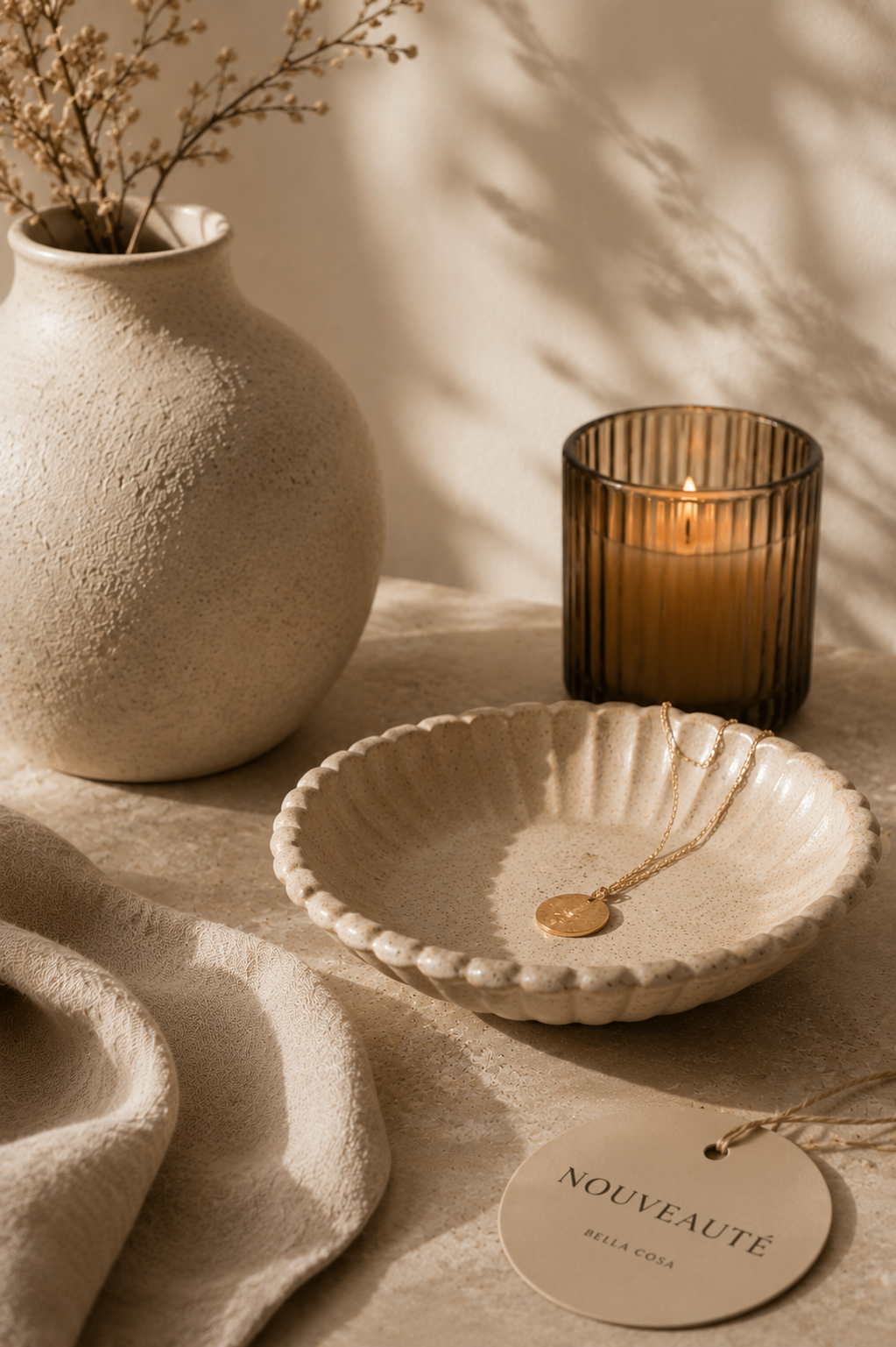 ambiance nouveautes bella cosa avec decoration naturelle bijoux dores et lumiere chaleureuse dans un interieur minimaliste elegant