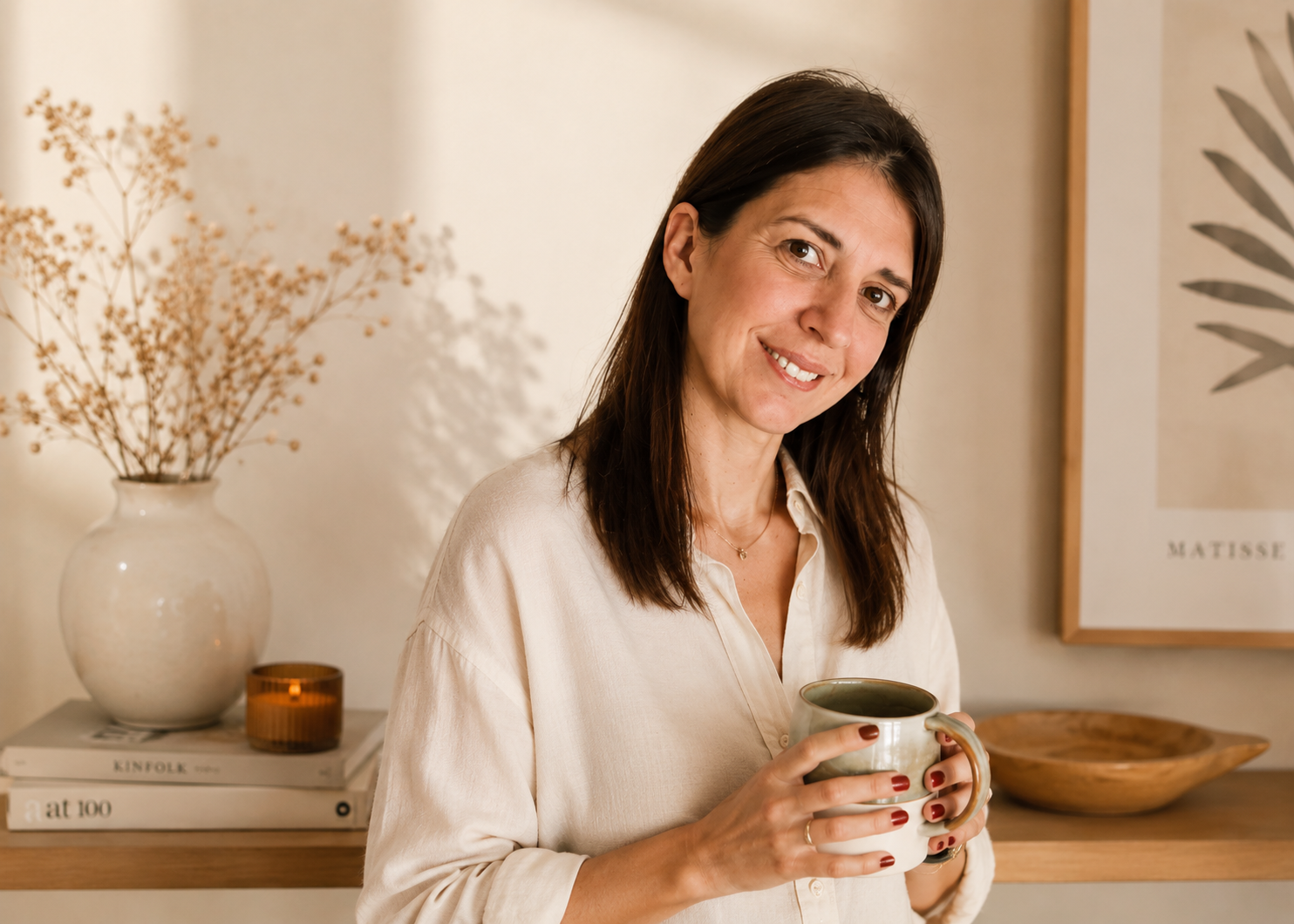 emilie fondatrice de bella cosa dans un interieur chaleureux tenant un mug en gres dans une ambiance decoration naturelle et elegante