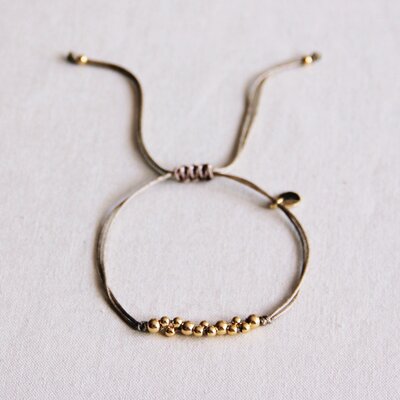 Bracelet Anya en fil de soie taupe avec petites perles dorées