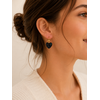 Boucles d’oreilles Cassie noires avec cœur en résine portées style féminin chaleureux et raffiné