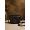 Sac bandoulière noir Amy en similicuir grainé avec boucle dorée vintage dans une ambiance élégante et chaleureuse style maroquinerie premium