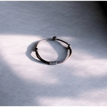 Bracelet Hasna fil de soie taupe anneaux acier inoxydable ajustable Bella Cosa