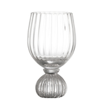 Verre à vin soufflé à la bouche, transparent, au design cannelé. Pièce unique pour un art de la table raffiné et intemporel. Idée cadeau élégante.