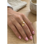 Main portant une bague ajustable dorée avec fleur et perle – bijou délicat femme acier inoxydable