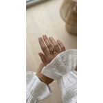 Bague ajustable dorée portée sur main femme – bijou coloré et raffiné style bohème chic