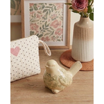 Figurine d'oiseau décorative en céramique et vase à fleurs cannelé rempli de roses, décoration d'intérieur style champêtre.