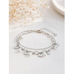 Bracelet Lilo argenté double chaîne avec pampilles argentées et perles blanches dans un univers minimaliste et raffiné