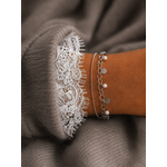Bracelet Lilo argenté porté avec maille grise douce et dentelle blanche, style féminin chic et raffiné