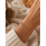 Bracelet Vana multicolore naturel et doré porté avec maille crème cosy