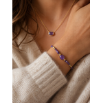 Bracelet Vickie violet lavande et doré porté avec pull beige cosy