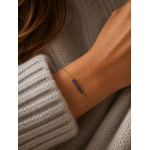 Bracelet Velia violet lavande et doré porté avec pull gris cosy