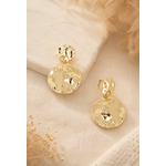 Boucles d’oreilles Astrid dorées en acier inoxydable sur fond beige doux et chaleureux