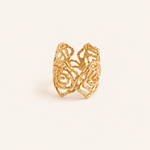 Bague Rosa dorée en acier inoxydable sur fond crème minimaliste – bijou femme élégant Bella Cosa