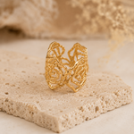 Bague Rosa dorée posée sur pierre naturelle beige – bague femme élégante et chaleureuse Bella Cosa
