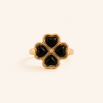 Bague Banga noire et dorée en acier inoxydable sur fond crème minimaliste – bijou femme élégant Bella Cosa